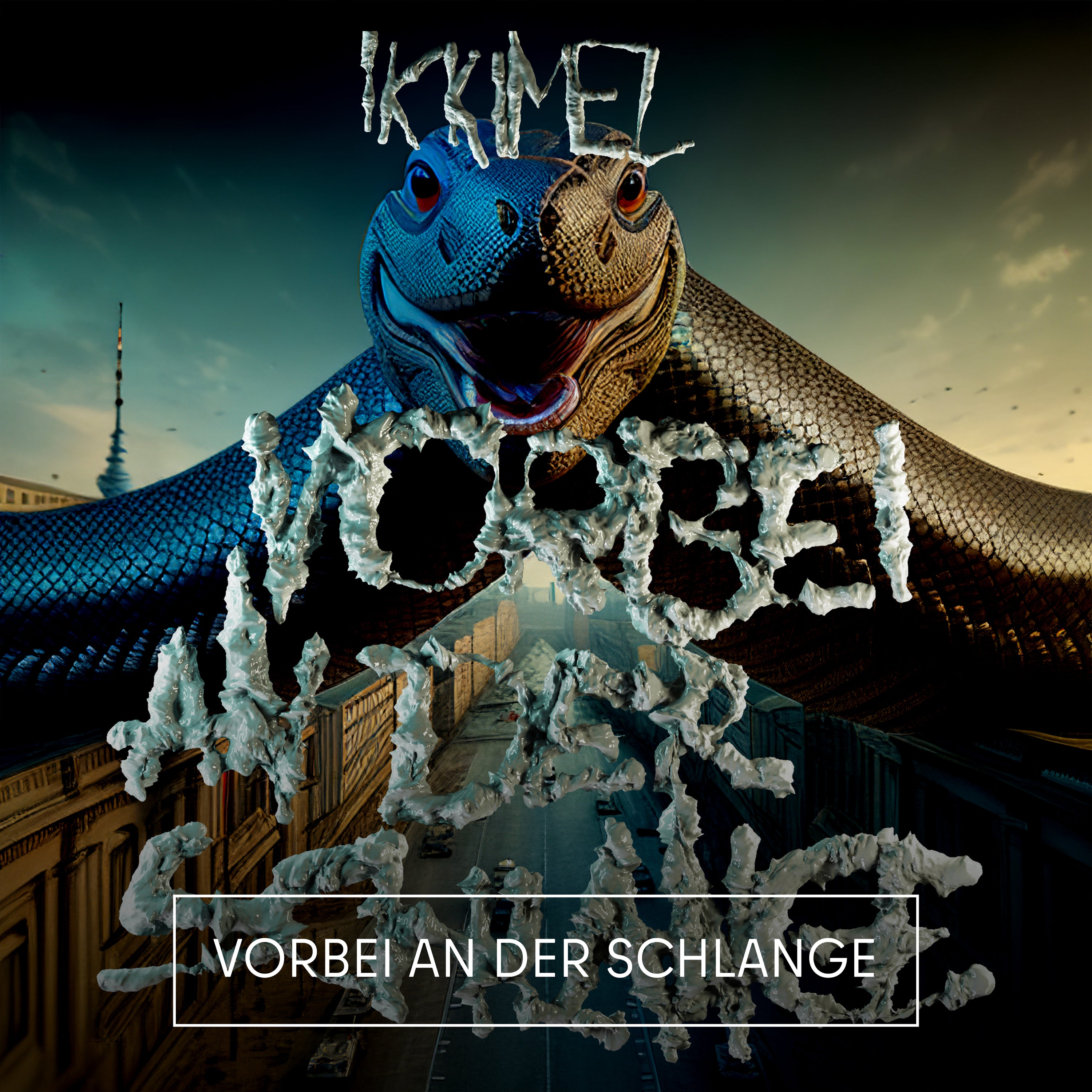 Covermotiv mit einer riesigen, realistisch dargestellten Schlange, die sich durch eine Stadtlandschaft windet. Darüber der Schriftzug ‚Ikkimel‘ und der Titel ‚Vorbei an der Schlange‘ in weißer, strukturierter Schrift.