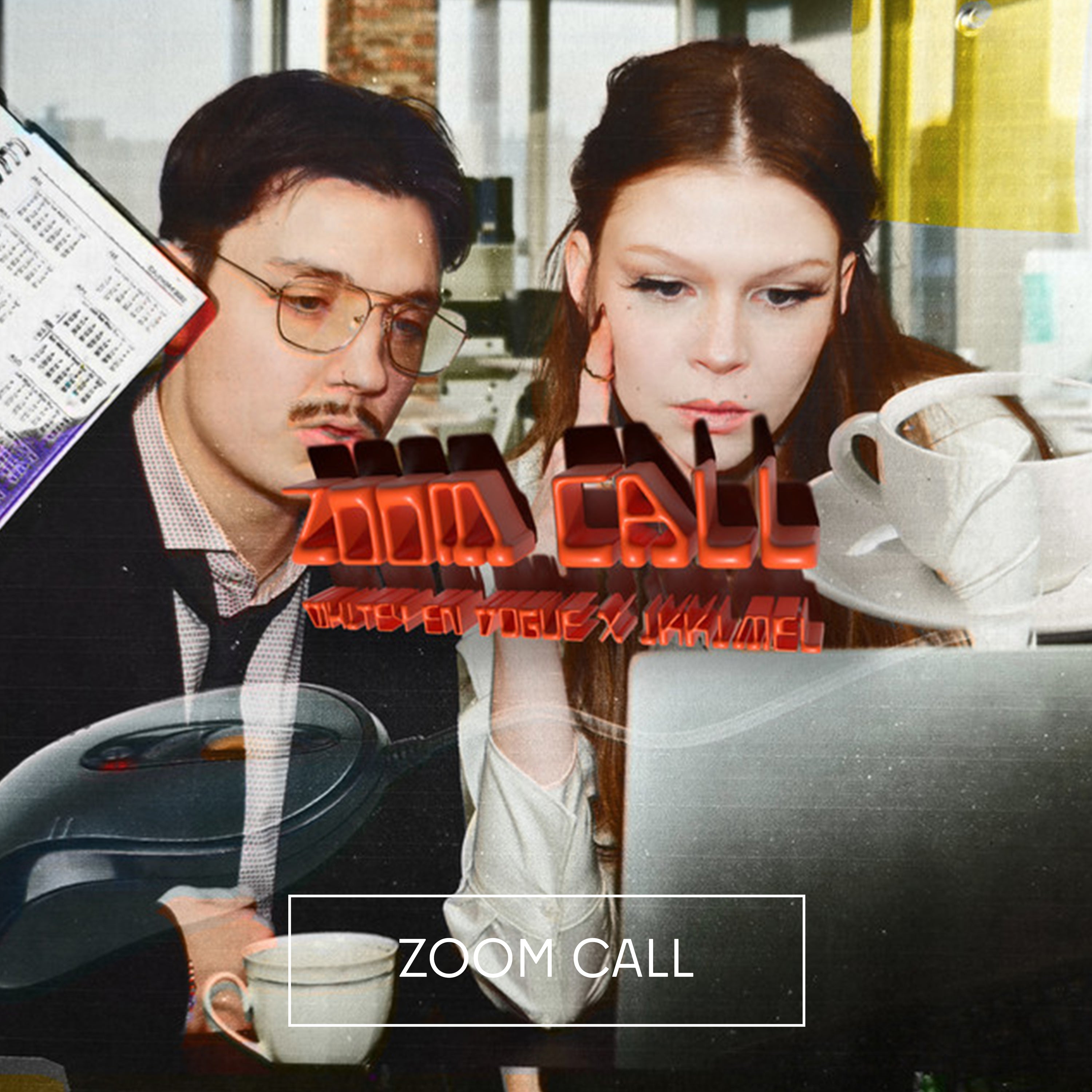 Covermotiv mit zwei Personen, die konzentriert auf einen Laptop schauen. Im Vordergrund stehen Kaffeetassen und Büroartikel. Darüber der rot leuchtende Schriftzug ‚Zoom Call‘ sowie die Namen ‚Whitey en Vogue x Ikkimel‘