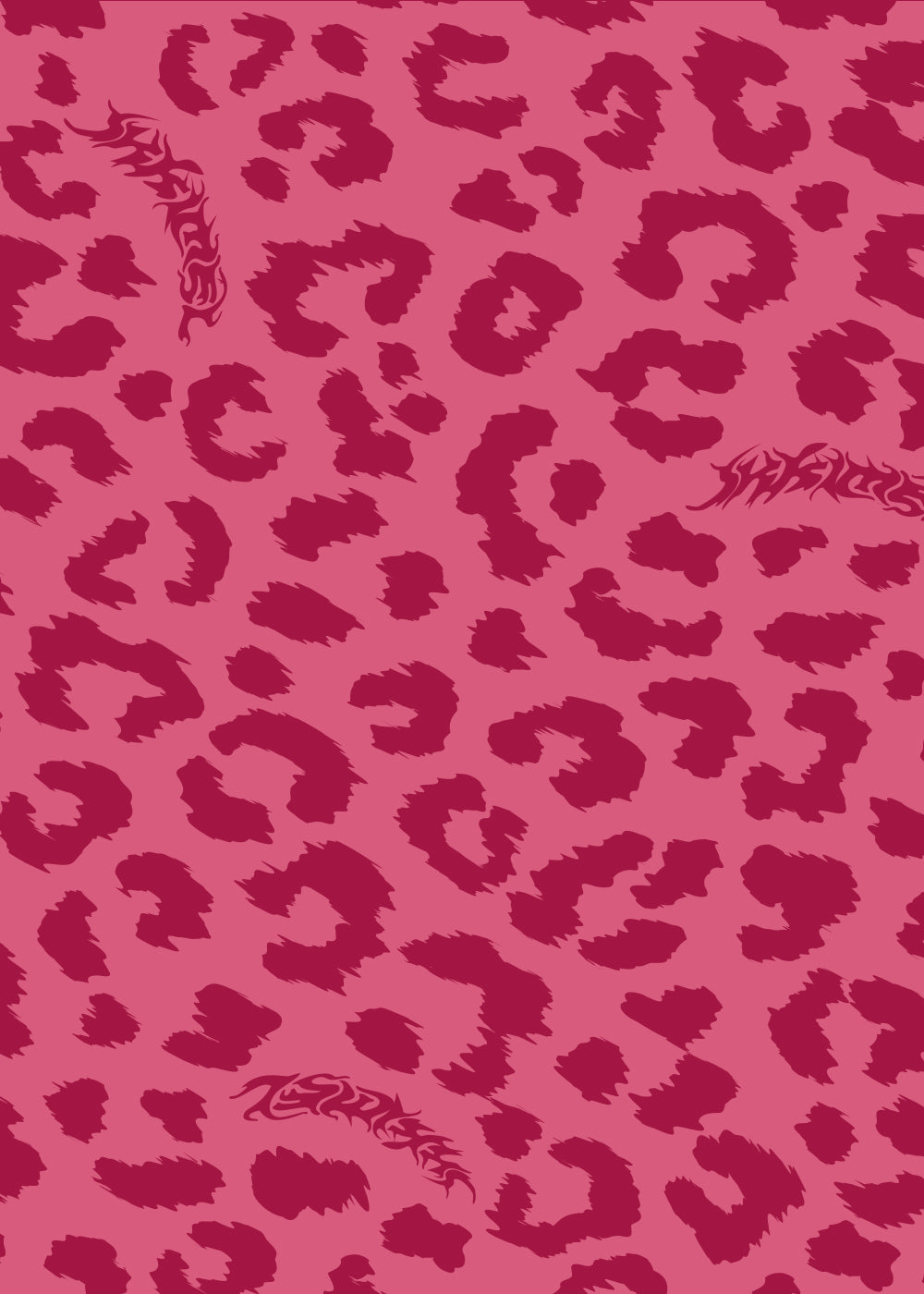 Nahaufnahme des pinken Leopardenmusters des IKKIMEL Mesh-Tops. Dunkelrosa Flecken auf hellem Pink, mit dezent integriertem IKKIMEL-Logo im Muster.