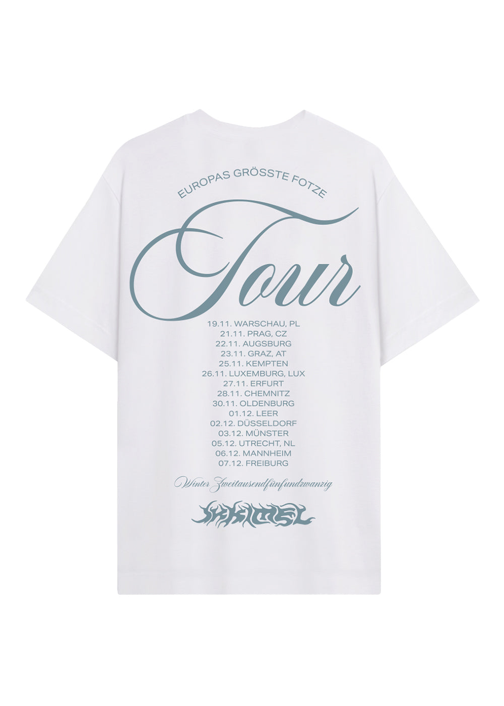 Rückansicht des weißen T-Shirts „IKKIMEL Tour 2025“ mit türkisfarbenem Schriftzug „Tour“ und Tourdaten in Europa, darunter Städte wie Warschau, Prag, Augsburg, Luxemburg und Mannheim. Oberhalb steht der Schriftzug „Europas größte Fotze“, unten das Logo „IKKIMEL“.