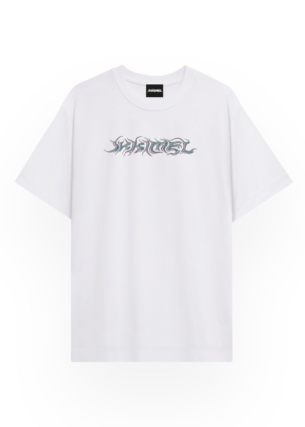 Vorderansicht des weißen T-Shirts „IKKIMEL Tour 2025“ mit zentral platziertem metallisch-blauen IKKIMEL-Logo auf Brusthöhe. Das T-Shirt liegt flach vor weißem Hintergrund.