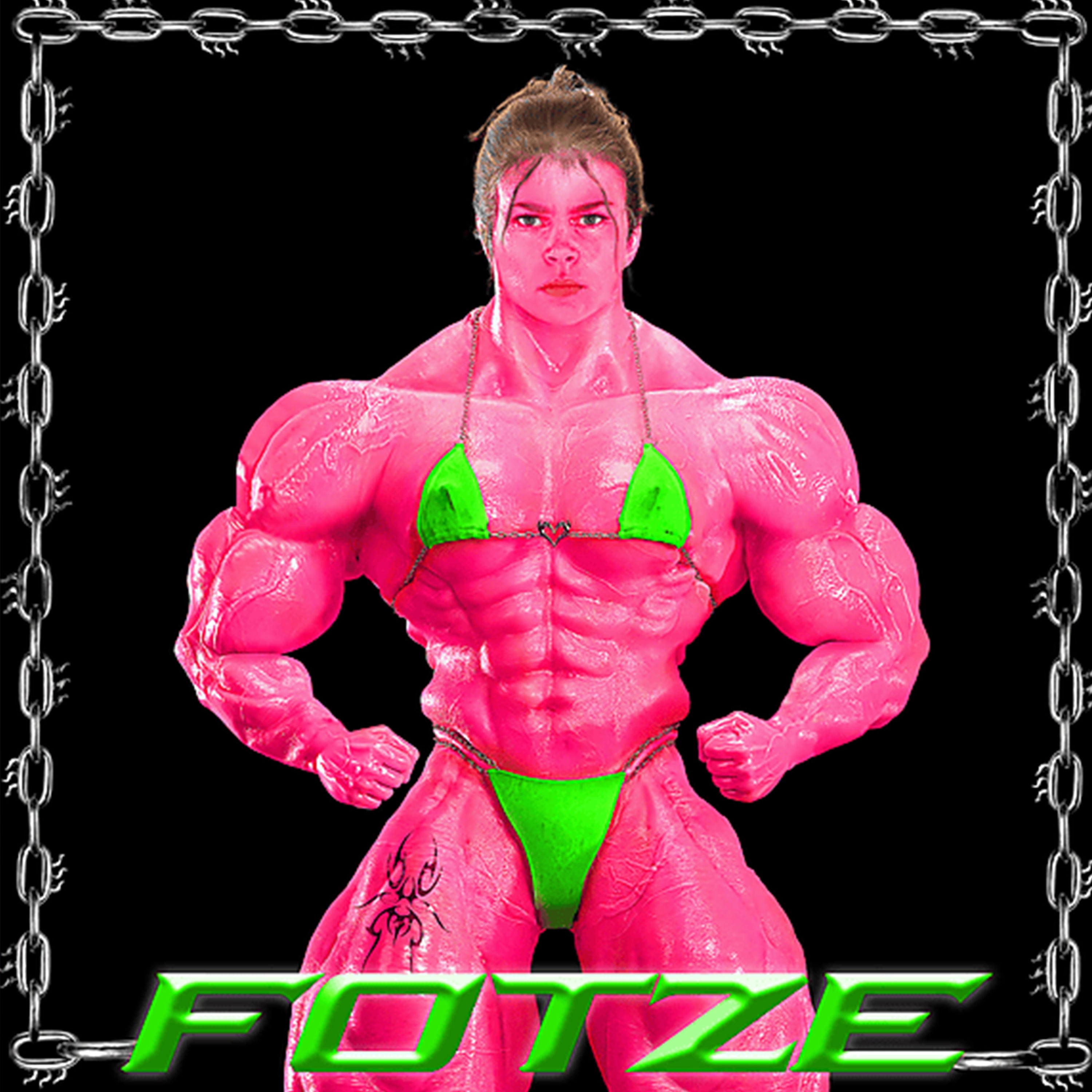 Illustration einer muskulösen, pink eingefärbten Figur in einem neongrünen Bikini, die eine Bodybuilder-Pose einnimmt. Umrahmt von einer silbernen Ketten-Grafik, mit dem grünen Schriftzug ‚Fotze‘ darunter.“
