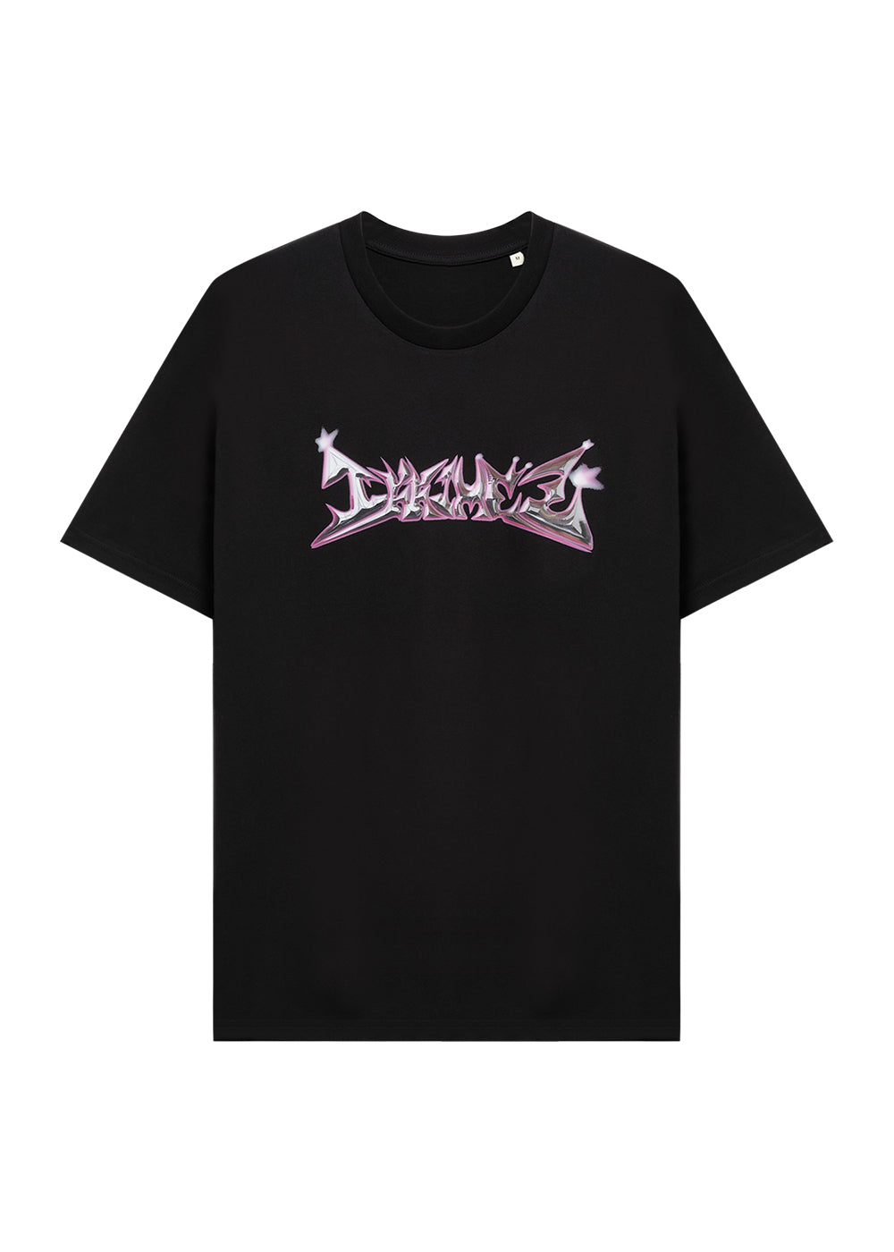T-Shirt mit auffälligem, lilafarbenem Schriftzug im Graffiti-Stil auf der Brust. 