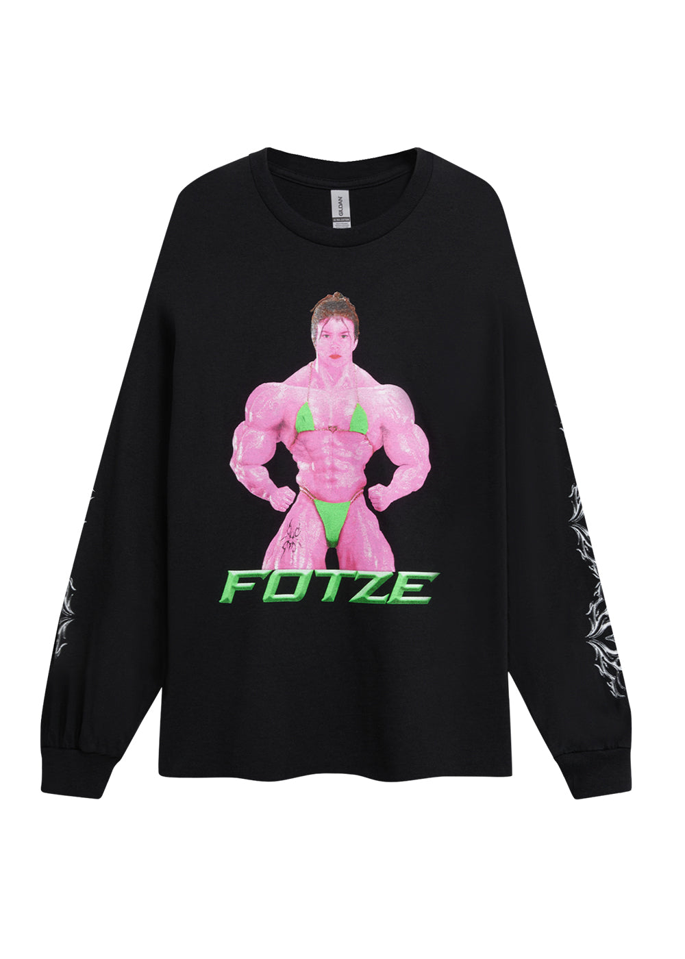 Schwarzes Longsleeve mit Print einer pinken, muskulösen Figur in einem grünen Bikini und dem grünen Schriftzug ‚FOTZE‘ auf der Vorderseite. Tribal-Muster sind auf beiden Ärmeln zu sehen.