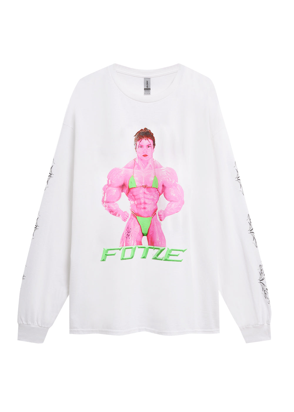 Weißes Longsleeve mit Print einer pinken, muskulösen Figur in einem grünen Bikini und dem grünen Schriftzug ‚FOTZE‘ auf der Vorderseite. Tribal-Muster sind auf beiden Ärmeln zu sehen.“
