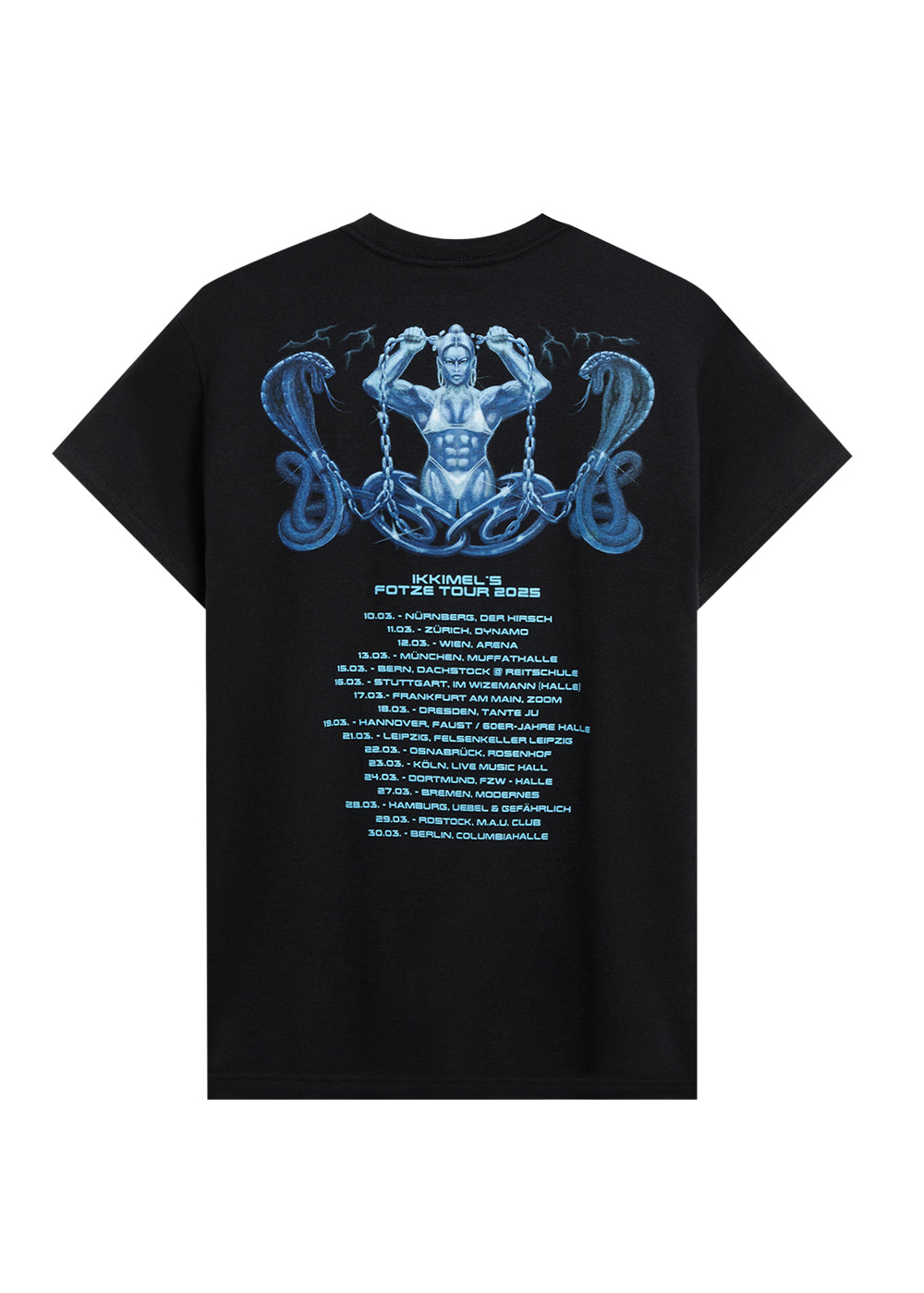 Rückseite eines schwarzen T-Shirts mit einem großen, blau schimmernden Motiv einer futuristischen, muskulösen Figur, die Ketten hält, flankiert von zwei Schlangen. Darunter steht in hellblauer Schrift „IKKIMEL’S FOTZE TOUR 2025“ mit einer Liste von Tourdaten und Städten in Europa, unter anderem Nürnberg, Zürich, Wien, München, Berlin und Hamburg.