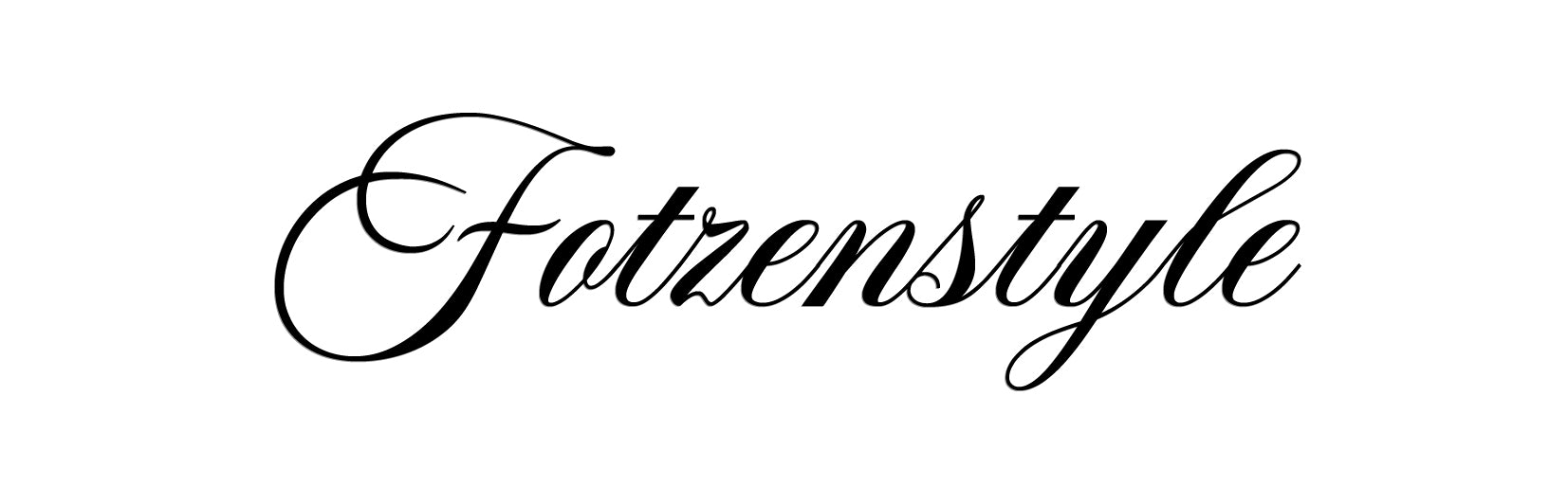„Schwarzer kalligrafischer Schriftzug ‚FOTZENSTYLE‘ auf weißem Hintergrund.“