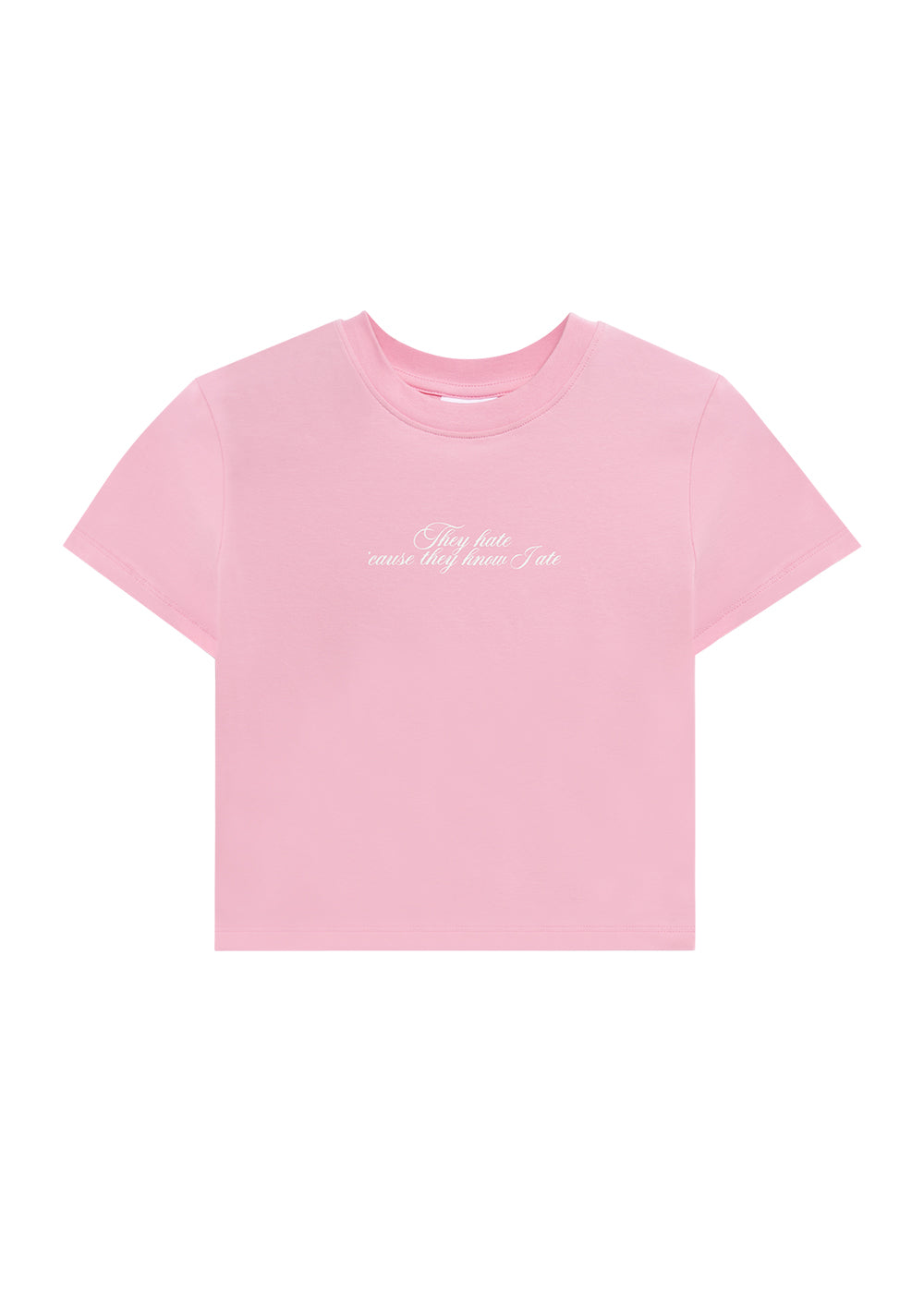 Alt-Text: Rosa Crop-T-Shirt mit weißem Schriftzug in eleganter Schreibschrift auf der Vorderseite, der lautet: „They hate ’cause they know I ate“.